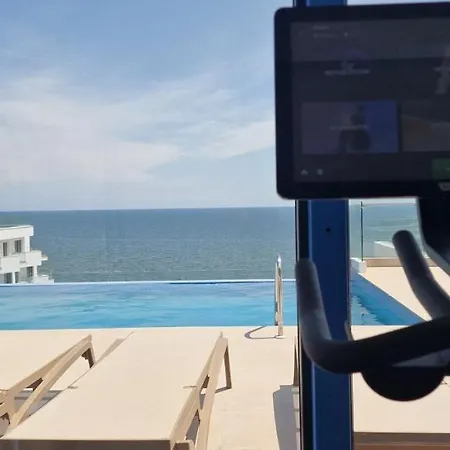 Royale Sundance 305 Infinity Pool & Mamaia Nord