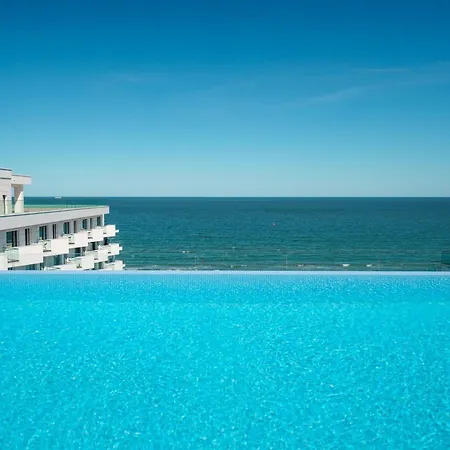 Royale Sundance 305 Infinity Pool & Mamaia Nord